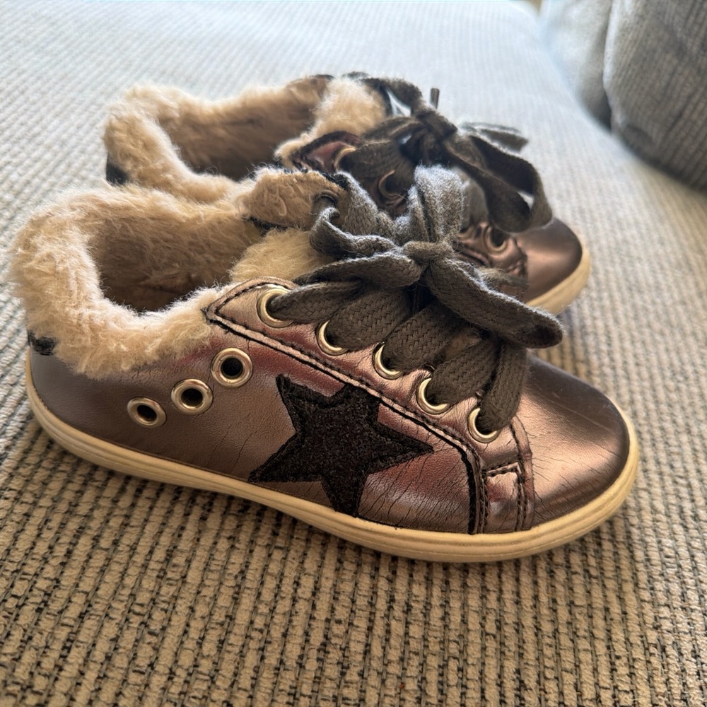 Hoo Stylish silver metallic Kids slipon w/Star Design with zip side fur inside